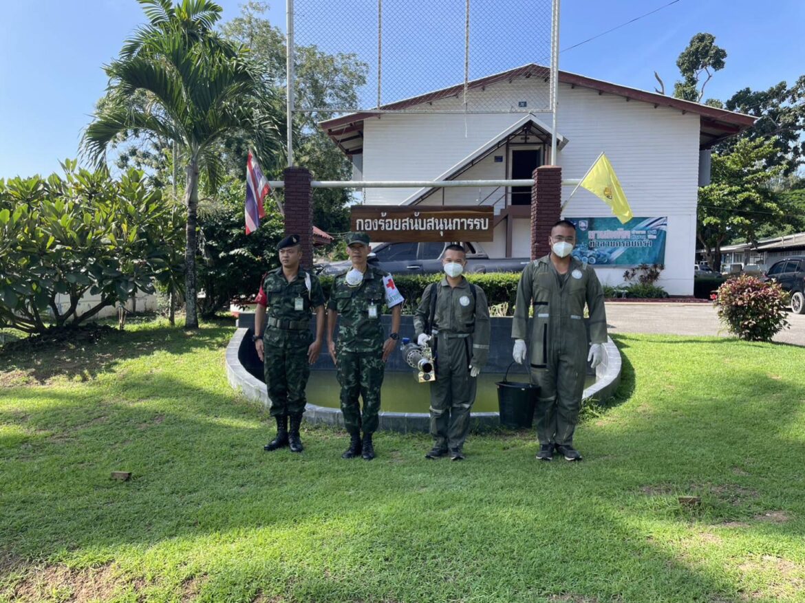 “ปฏิบัติการปูพรมพ่นหมอกควัน กำจัดลูกน้ำยุงลาย อย่างต่อเนื่อง เพื่อป้องกันไข้เลือดออกที่มียุงเป็นพาหะในการแพร่เชื้อโรค”