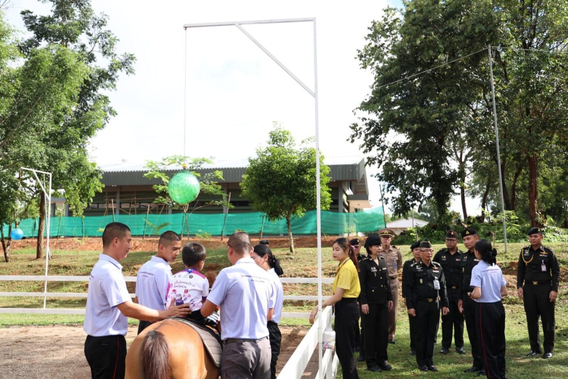 พลโท พจน์ เอมพันธุ์ ที่ปรึกษา สป. ชรก.สนพ.สสน.สป. พร้อม คณะฯ เยี่ยมชมโครงการภายในโรงพยาบาลค่ายสุริยพงษ์ มณฑลทหารบกที่ 38