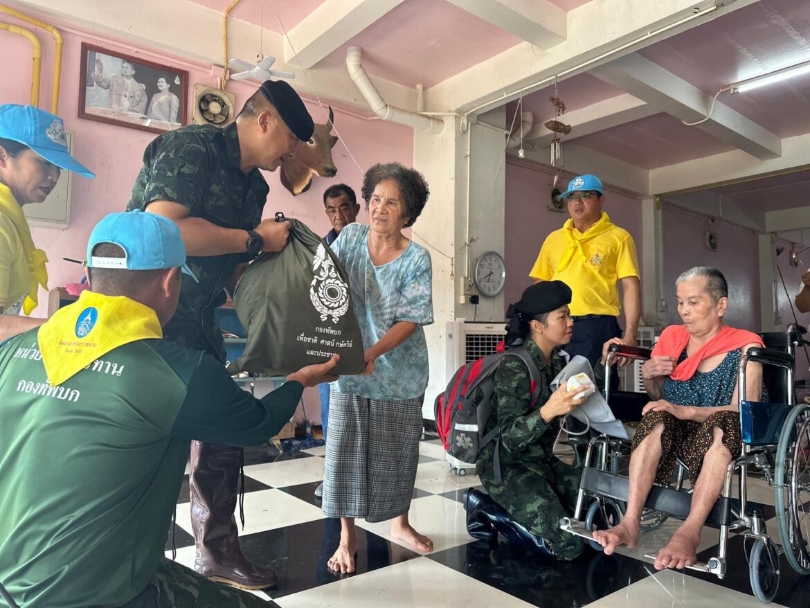 “กองทัพบก” ให้การช่วยเหลือประชาชนประสบอุทกภัย อย่างต่อเนื่อง