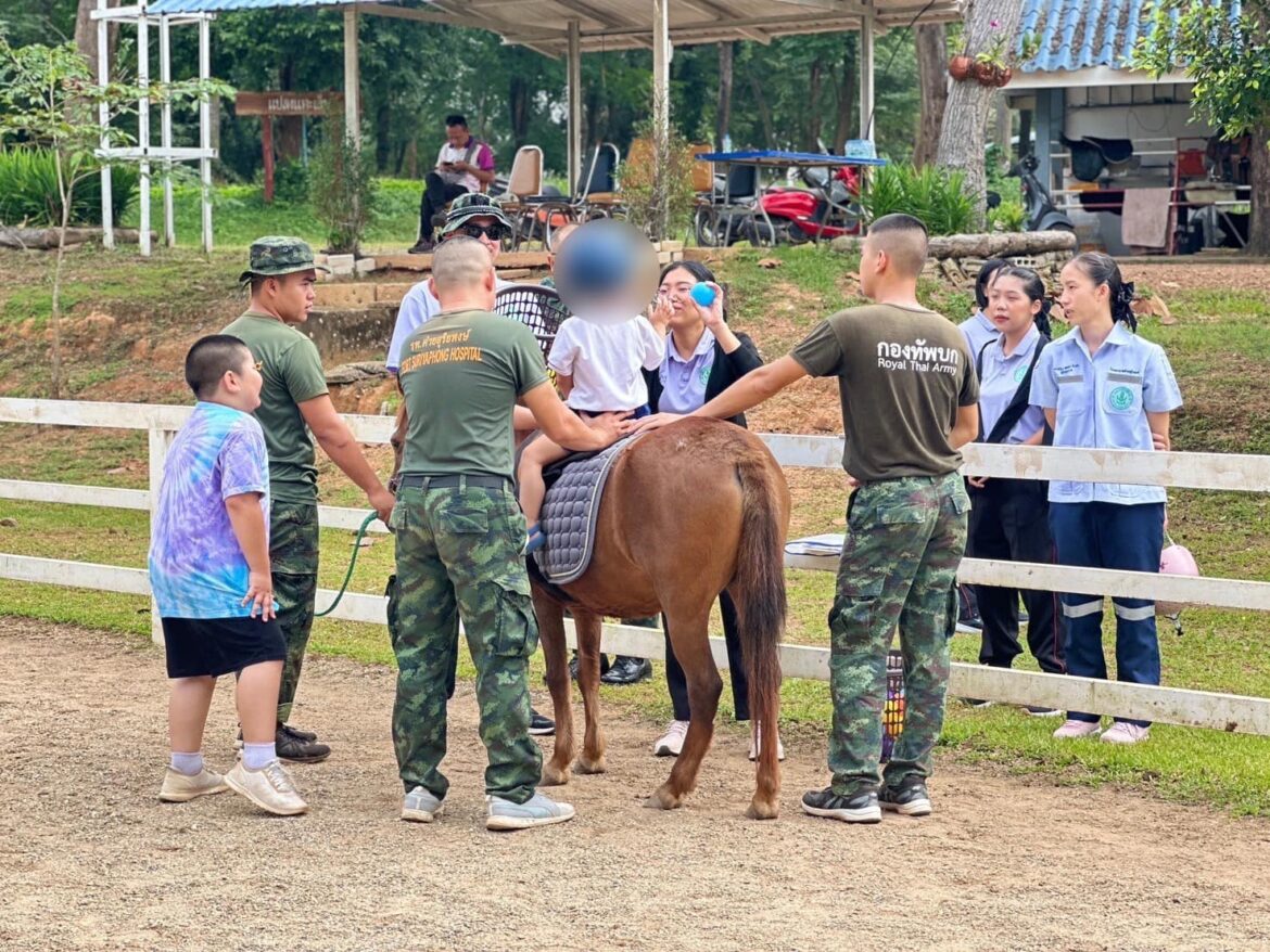 “โรงพยาบาลค่ายสุริยพงษ์ จัดโครงการอาชาบำบัดอย่างต่อเนื่อง เพื่อให้น้องๆ ได้รับโอกาสและพัฒนาการที่ดีขึ้น”