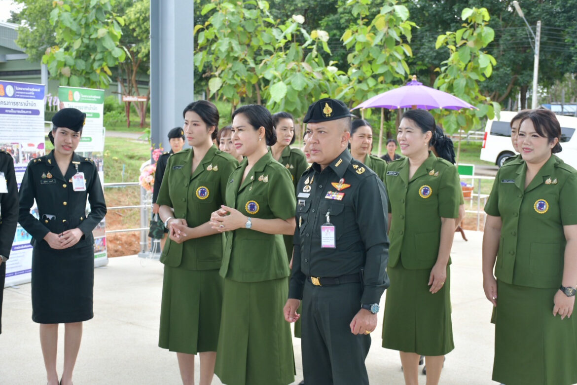 “ผู้บัญชาการมณฑลทหารบกที่ 38 และประธานสมาคมแม่บ้านทหารบก สาขา มณฑลทหารบกที่ 38 เยี่ยมโครงการธาราบำบัด โรงพยาบาลค่ายสุริยพงษ์”