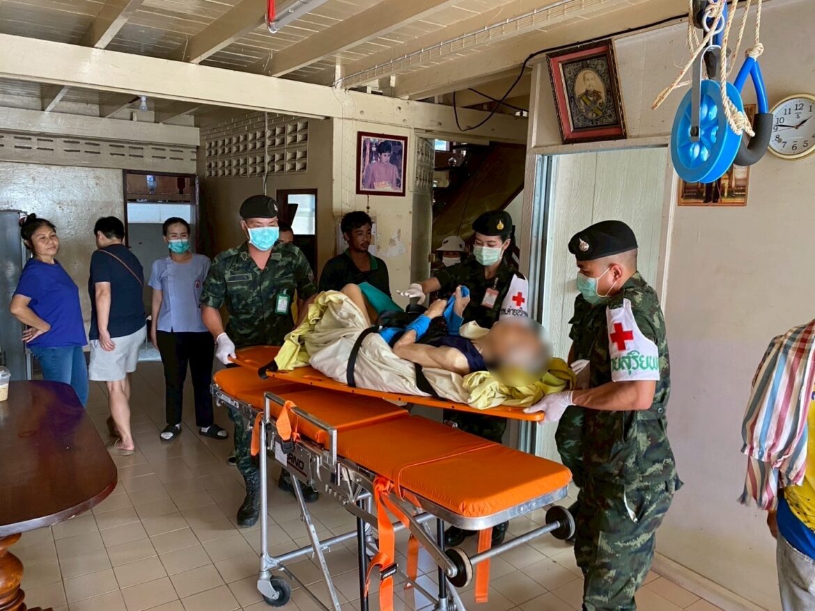 “เตรียมพร้อมรับมือกับพายุ คาจิกิ สนับสนุนการเคลื่อนย้ายผู้ป่วยติดเตียง กลุ่มเปราะบาง ไปยังศูนย์พักพิงเทศบาลเมืองน่าน”