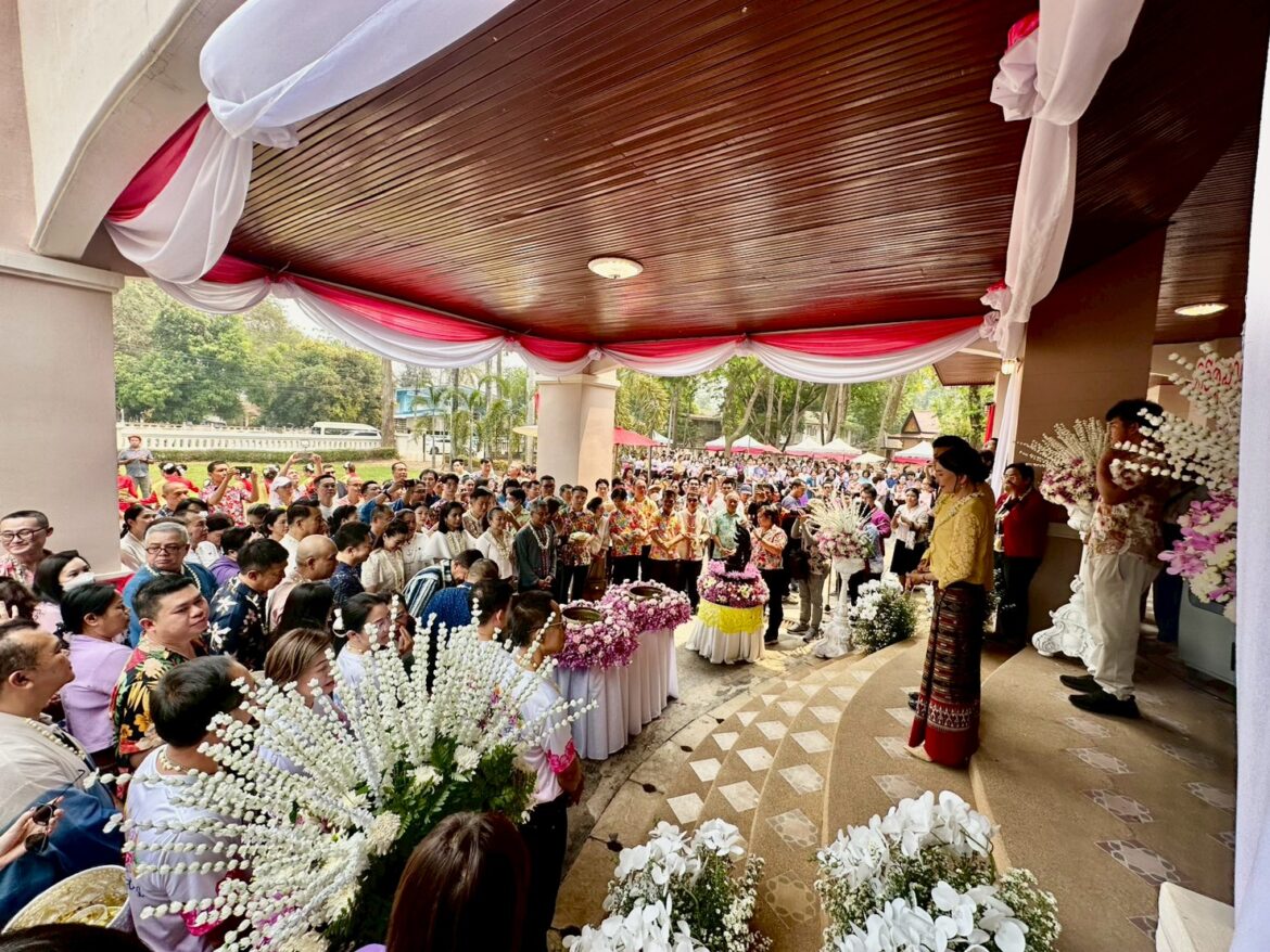 ร่วมรดน้ำดำหัวผู้ว่าฯ สืบสานป๋าเวณีปี๋ใหม่เมือง สูมาคารวะ ป้อเมืองน่าน และ ร่วมพิธีสามีจิกรรม เพื่อขอขมาโทษ ต่อคณะสงฆ์