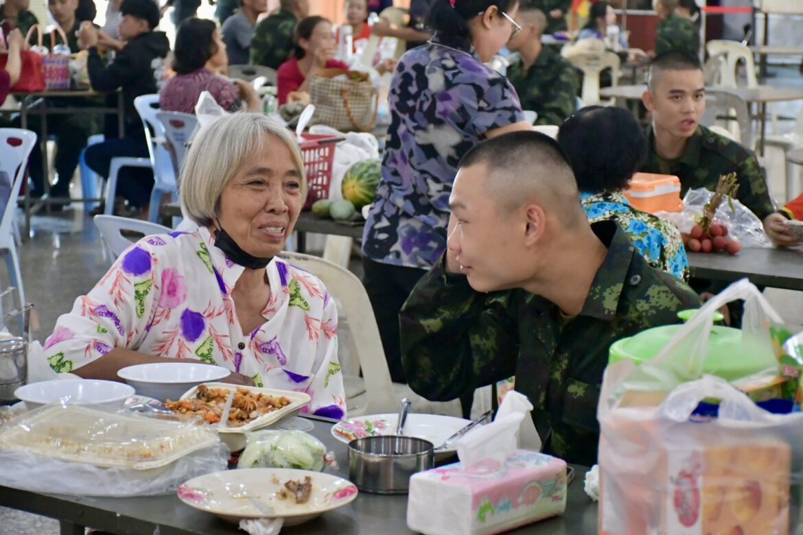 “บรรยากาศสุดอบอุ่น หน่วยฝึกทหารใหม่ มณฑลทหารบกที่ 38 เปิดค่ายให้ครอบครัวเข้าเยี่ยมวันแรก สวมกอดสายใยผูกพันสร้างขวัญกำลังใจเต็มเปี่ยม”