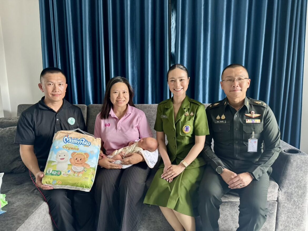 “เติมเต็มรอยยิ้มสู่ครอบครัว ผู้บังคับบัญชามอบของขวัญ เยี่ยมบุตรแรกเกิดกำลังพล” เติมเต็มพลังใจ เพราะครอบครัวคือพลังสำคัญ