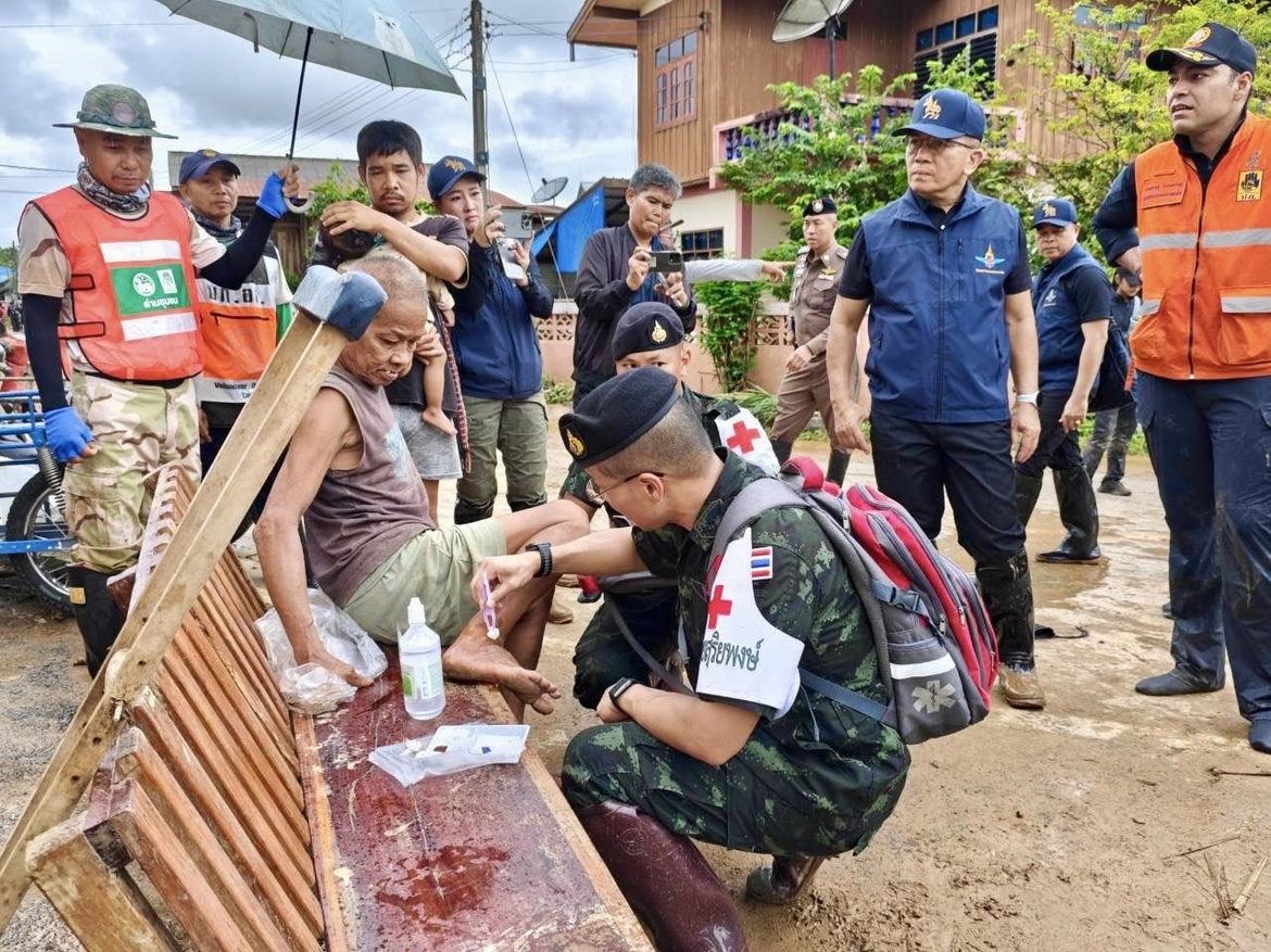 ทหารไม่ทิ้งประชาชน รพ.ค่ายสุริยพงษ์ ลุยน้ำส่งชุดแพทย์เดินเท้า เร่งช่วยเหลือผู้ประสบภัยน้ำป่าไหลหลาก อ.ปัว