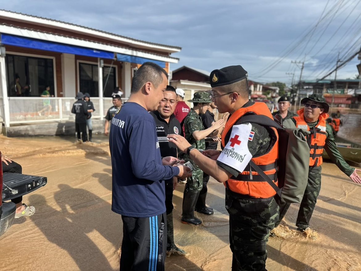 “เดินหน้า ช่วยเหลือ อย่างต่อเนื่อง ศูนย์บรรเทาสาธารณภัย มณฑลทหารบกที่ 38 ช่วยเหลือประชาชนที่ได้รับผลกระทบจากเหตุอุทกภัยน้ำป่าไหลหลาก”