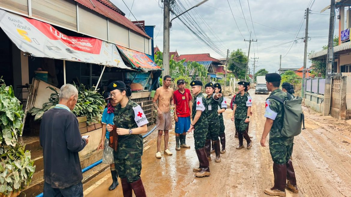 ” ทหารไม่ทิ้งประชาชน! รพ.ค่ายสุริยพงษ์ จัดชุดแพทย์เดินเท้า ช่วยผู้ประสบอุทกภัย ในพื้นที่ อ.เมืองน่าน จ.น่าน”