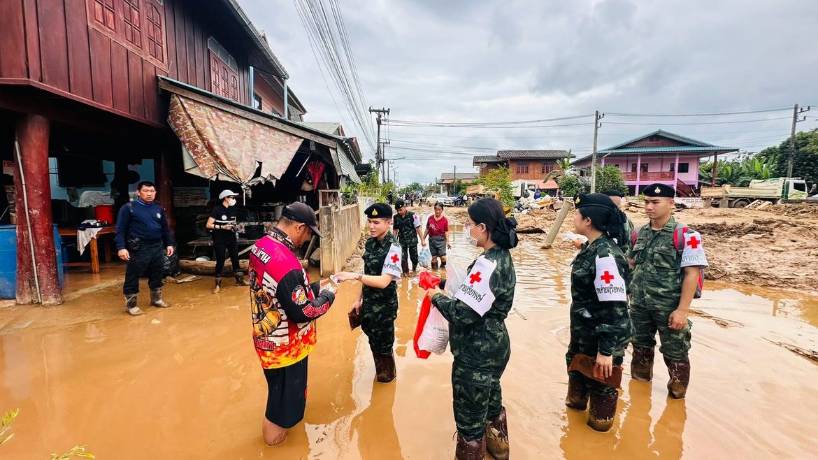 “รพ.ค่ายสุริยพงษ์ ห่วงใยประชาชน จัดชุดแพทย์เดินเท้า ลุยพื้นที่ประสบอุทกภัย อ.ปัว จ.น่าน”