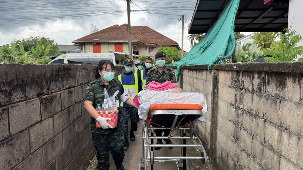 “โรงพยาบาลค่ายสุริยพงษ์ จัดทีม รับ-ส่ง ผู้ป่วยกลุ่มเปราะบางจากศูนย์พักพิงกลับบ้านปลอดภัยหลังน้ำลด”