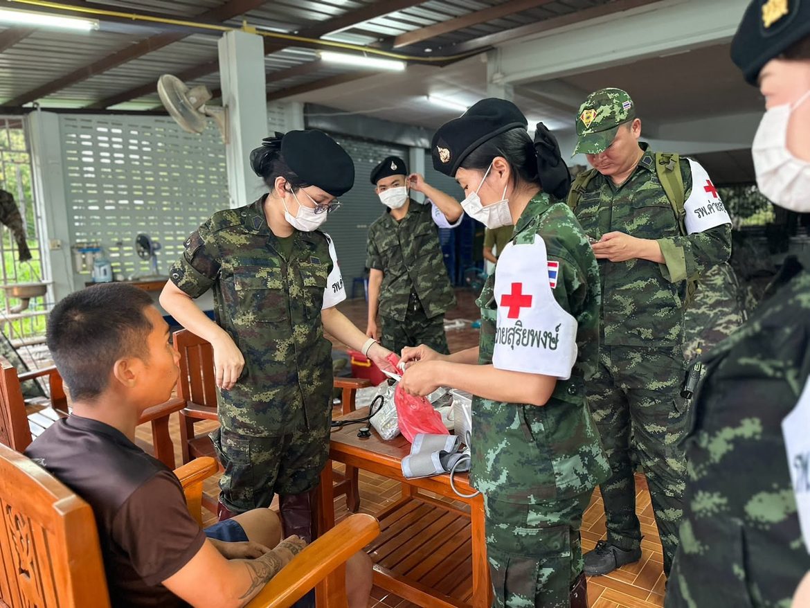 “ดูแลผู้เสียสละ” ชุดแพทย์ รพ.ค่ายสุริยพงษ์ ลุยพื้นที่ อ.ปัว ตรวจสุขภาพกำลังพล มทบ.38