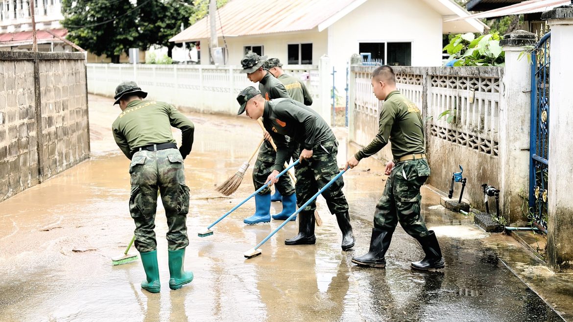 ” รพ.ค่ายสุริยพงษ์ เคียงข้างประชาชน เดินหน้าฟื้นฟูพื้นที่หลังน้ำลด ให้ชุมชนกลับคืนสู่สภาวะปกติโดยเร็ว “