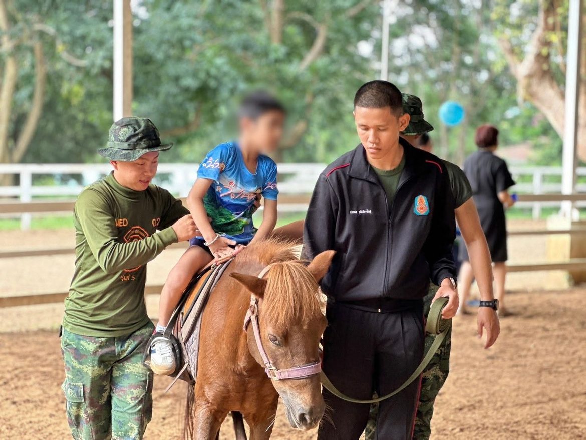 “โครงการอาชาบำบัด กระตุ้นพัฒนาการทางด้านร่างกาย ปัญญา และอารมณ์ให้เด็กพิเศษด้วยการขี่ม้า”