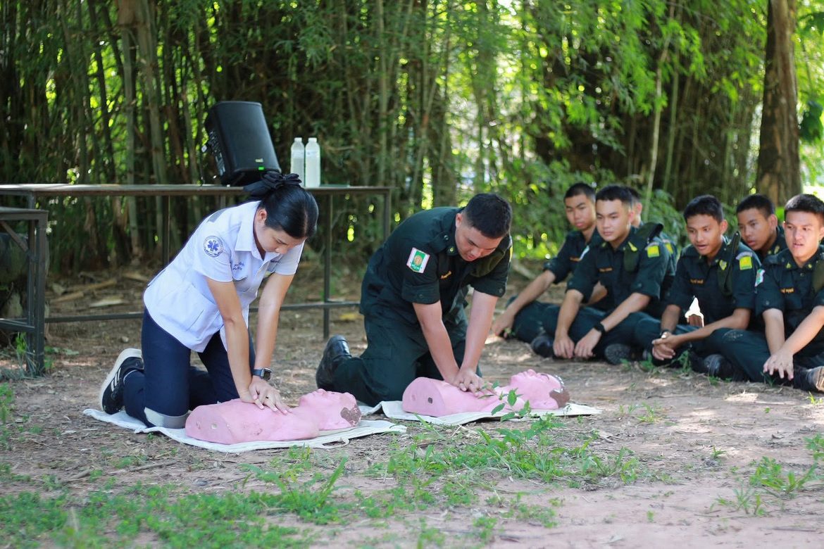 “ทีมเวชกรรมป้องกัน โรงพยาบาลค่ายสุริยพงษ์ ดำเนินการอบรมให้ความรู้ เพิ่มพูนทักษะการปฐมพยาบาลและ การช่วยฟื้นคืนชีพขั้นพื้นฐาน แก่นักศึกษาวิชาทหาร เสริมภูมิคุ้มกันความปลอดภัยและป้องกันโรคลมร้อน”